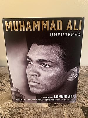 Bild des Verkufers fr Muhammad Ali Unfiltered: Rare, Iconic, and Officially Authorized Photos of the Greatest [FIRST EDITION, FIRST PRINTING] zum Verkauf von Vero Beach Books