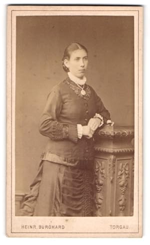 Immagine del venditore per Fotografie Heinr. Burghard, Torgau, Portrait junge Frau in festlicher Kleidung venduto da Bartko-Reher