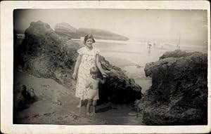 Bild des Verkufers fr Foto Ansichtskarte / Postkarte Biarritz Pyrnes Atlantiques, Frau mit ihrer Tochter am Strand, 1933 zum Verkauf von akpool GmbH
