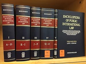 Bild des Verkufers fr Encyclopedia of public international law [EPIL] - 5 volumes : 1. Aalands Islands to Dumbarton Oaks Conference (1944) : [A - D] / 2. East African Community to Italy-United States Air Transport Arbitration (1965) : [E - I] / 3. Jan Mayen to Pueblo incident : [J - P] / 4. Quirin, ex parte to Zones of peace : [Q - Z] / 5. Lists - indices. zum Verkauf von Antiquariat Thomas Haker GmbH & Co. KG