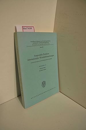 Immagine del venditore per Ausgew�hlte Probleme internationaler Wirtschaftsbeziehungen aus der Sicht Japans und der Bundesrepublik Deutschland. ( = Schriften zu Regional- und Verkehrsproblemen in Industrie- und Entwicklungsl�ndern, 28) . venduto da ralfs-buecherkiste