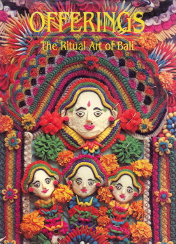 Bild des Verkufers fr Offerings. The ritual art of Bali zum Verkauf von Antiquariaat Parnassos vof