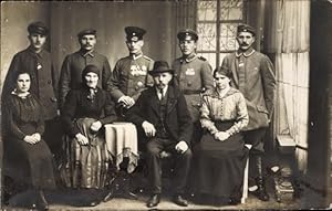 Foto Ansichtskarte / Postkarte Deutsche Soldaten in Uniformen, Orden, Familienportrait