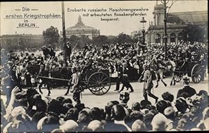 Seller image for Ansichtskarte / Postkarte Berlin, Die ersten Kriegstrophen, eroberte russische Maschinengewehre, erbeutete Kosakenpferde for sale by akpool GmbH