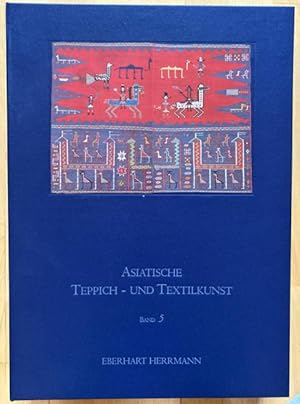 Bild des Verkufers fr Rugs, Carpets, Teppiche - Asiatische Teppich- und Textilkunst, Band 5. Mit 108 (107 farbigen) Tafeln und Textseiten sowie 5 transparenten Schematafeln in montierter Mappe. zum Verkauf von Treptower Buecherkabinett Inh. Schultz Volha