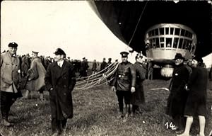 Foto Ansichtskarte / Postkarte Zeppelin Luftschiff am Boden, Kanzel, Passagiere