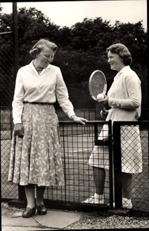 Bild des Verkufers fr Ansichtskarte / Postkarte Prinzessinnen Beatrix und Irene der Niederlande beim Tennis, Soestdijk 1957 zum Verkauf von akpool GmbH