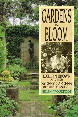 Image du vendeur pour Gardens in Bloom. Jocelyn Brown and her Sydney Gardens of the '30s and '40s. mis en vente par Berkelouw Rare Books