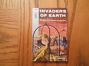 Bild des Verkufers fr Invaders of Earth - 15 Exciting Stories of Invasion From Outer Space zum Verkauf von Clarkean Books