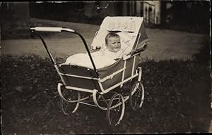 Foto Ansichtskarte / Postkarte Baby in einem Kinderwagen