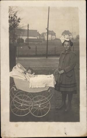 Foto Ansichtskarte / Postkarte Mädchen mit Puppe im Puppenwagen, Portrait