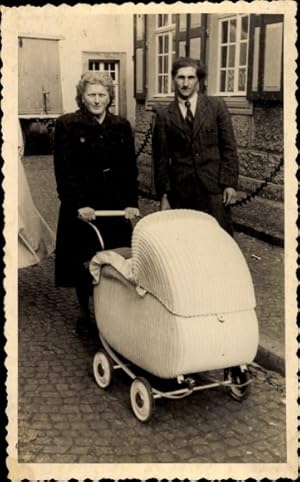 Foto Ansichtskarte / Postkarte Mann und Frau mit Kinderwagen, Portrait