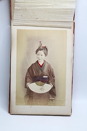 [PHOTOGRAPHIE] Album photographique contenant 12 portraits de geishas et vues de la route du Tokaïdo