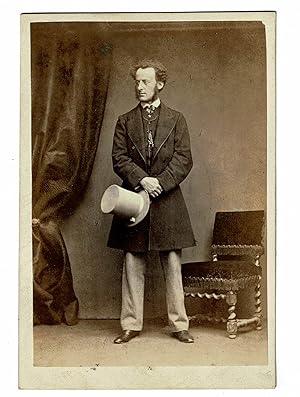 Bild des Verkufers fr Portrait photographique du peintre anglais John Everet Millais zum Verkauf von Librairie Le Feu Follet