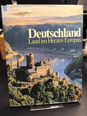 Seller image for Deutschland. Land im Herzen Europas. Bildteil: Toni Schneiders. Textteil: Karlheinz Schnherr. Redaktion: Wolf Stadler. for sale by Altstadt-Antiquariat Nowicki-Hecht UG