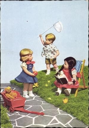 Seller image for Ansichtskarte / Postkarte Gartenszene mit 3 Puppen in einem Garten, Insekten-Fang for sale by akpool GmbH