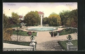 Ansichtskarte Trautenau / Trutnov, Brunnen und Spaziergänger im Stadtpark