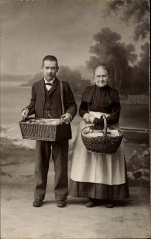 Foto Ansichtskarte / Postkarte Ehepaar, Körbe mit Essen und Besteck