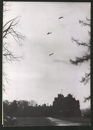 Photo Ansicht Norfolk, Englische Bomber über Schloss Sandringham