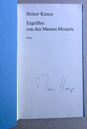 Image du vendeur pour Ergriffen von den Messen Mozarts. Essay. mis en vente par Versandantiquariat Ruland & Raetzer
