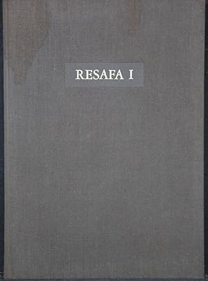 Bild des Verkufers fr RESAFA I. Eine befestigte sptantike Anlage vor den Stadtmauern von Resafa. Ausgrabungen und sptantike Kleinfunde eines Surveys im Umland von Resafa-Sergiupolis. Mit Beitrgen von Joachim Boessneck, Kurt Munzel und Ulrich Willerding und einem Vorwort von Thilo Ulbert. zum Verkauf von Antiquariat  Braun