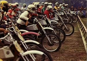 Bild des Verkufers fr Ansichtskarte / Postkarte Motorrder an Startlinie, Cross, Naked Bikes zum Verkauf von akpool GmbH