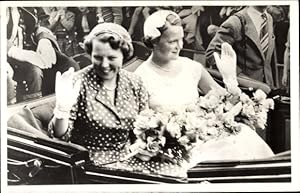 Bild des Verkufers fr Ansichtskarte / Postkarte Prinzessinnen Beatrix und Irene der Niederlande begren ihre Untertanen, Kutsche, 1955 zum Verkauf von akpool GmbH