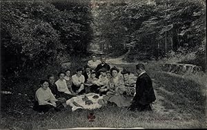 Bild des Verkufers fr Ansichtskarte / Postkarte Meudon Hauts de Seine, Familienbild im Wald, Picknick, Familientreffen zum Verkauf von akpool GmbH