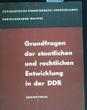 Bild des Verkufers fr Grundfragen der staatlichen und rechtlichen Entwicklung in der DDR. Parteilehrjahr 1961/1962 zum Verkauf von books4less (Versandantiquariat Petra Gros GmbH & Co. KG)