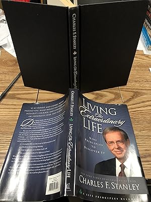 Immagine del venditore per Living the Extraordinary Life: 9 Principles to Discover It venduto da Bear Street Books and Records