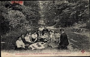 Bild des Verkufers fr Ansichtskarte / Postkarte Meudon Hauts de Seine, Familienbild, Waldpartie, Familientreffen zum Verkauf von akpool GmbH