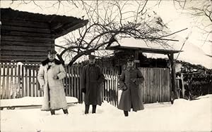 Seller image for Foto Ansichtskarte / Postkarte Klinzy Russland, Deutsche Soldaten in Uniformen, Oberstabsarzt Funk vor seinem Quartier for sale by akpool GmbH