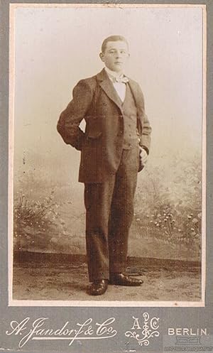 Immagine del venditore per Fotografie Jandorf, Berlin - Portrait Herr im Anzug venduto da Leipziger Antiquariat
