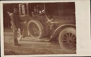 Bild des Verkufers fr Foto Ansichtskarte / Postkarte Zwei Soldaten in Uniformen, Automobil, EKK 10 zum Verkauf von akpool GmbH