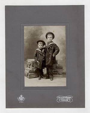 [Due bambini vestiti "alla marinara"].
