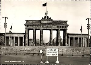 Ansichtskarte / Postkarte Berlin Tiergarten, Straßenpartie mit Blick auf das Brandenburger Tor, B...