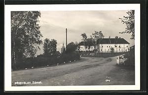 Ansichtskarte Pribyslav, Zamek, Strassenpartie mit Schloss