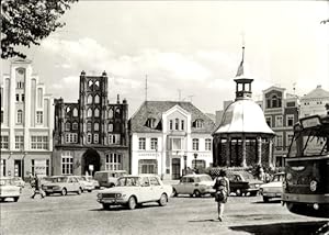 Bild des Verkufers fr Ansichtskarte / Postkarte Hansestadt Wismar, Markt, Wasserkunst, Gaststtte, Fahrzeuge zum Verkauf von akpool GmbH