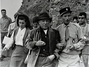 Foto von Picasso mit Marie Francoise Gilot und einem Gendarmen auf dem Weg zu einem Stierkampf. S...