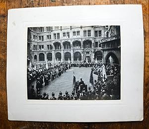 Original-Photographie von M. Obergassner. Festakt im Hof des Neuen Rathauses mit dem Prinzregente...