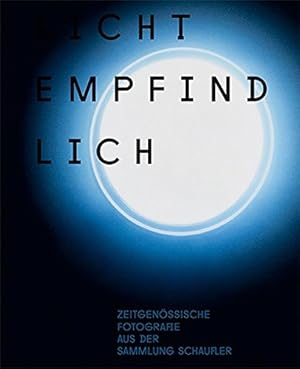 Bild des Verkufers fr Lichtempfindlich : zeitgenssische Fotografie aus der Sammlung Schaufler. herausgegeben von The Schaufler Foundation, Schauwerk Sindelfingen, Christiane Schaufler-Mnch, Barbara Bergmann, Svenja Frank zum Verkauf von Licus Media