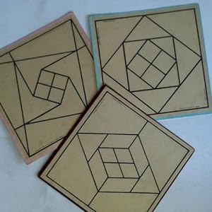 3 Kartontafeln mit 6 verschiedenen mathematischen Figuren als Spielbretter