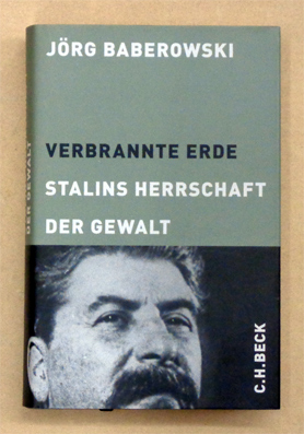 Bild des Verkufers fr Verbrannte Erde. Stalins Herrschaft der Gewalt. zum Verkauf von antiquariat peter petrej - Bibliopolium AG