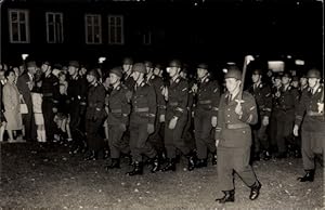 Foto Ansichtskarte / Postkarte Goslar am Harz, Bundeswehrsoldaten mit Fackeln bei einem Umzug bei...