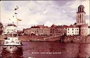 Bild des Verkufers fr Ansichtskarte / Postkarte Deventer Overijssel Niederlande, Ijssel met gez. op de stad zum Verkauf von akpool GmbH
