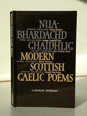 Bild des Verkufers fr Nua-Bhardachd Ghaidhlig / Modern Scottish Gaelic Poems: A Bilingual Anthology zum Verkauf von Christian White Rare Books Ltd