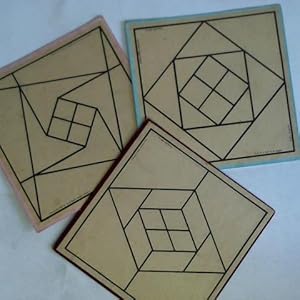 3 Kartontafeln mit 6 verschiedenen mathematischen Figuren als Spielbretter