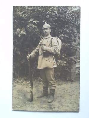 Postkarte: Soldat mit Blumen am Rever