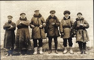 Foto Ansichtskarte / Postkarte Traby bei Lodz Lodsch Polen, Volkstypen, Männer in Wintermänteln