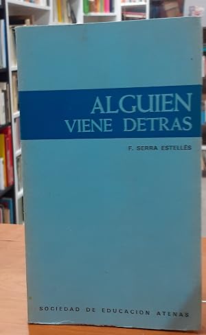 Immagine del venditore per Alguien viene detr�s venduto da Para�so Lector